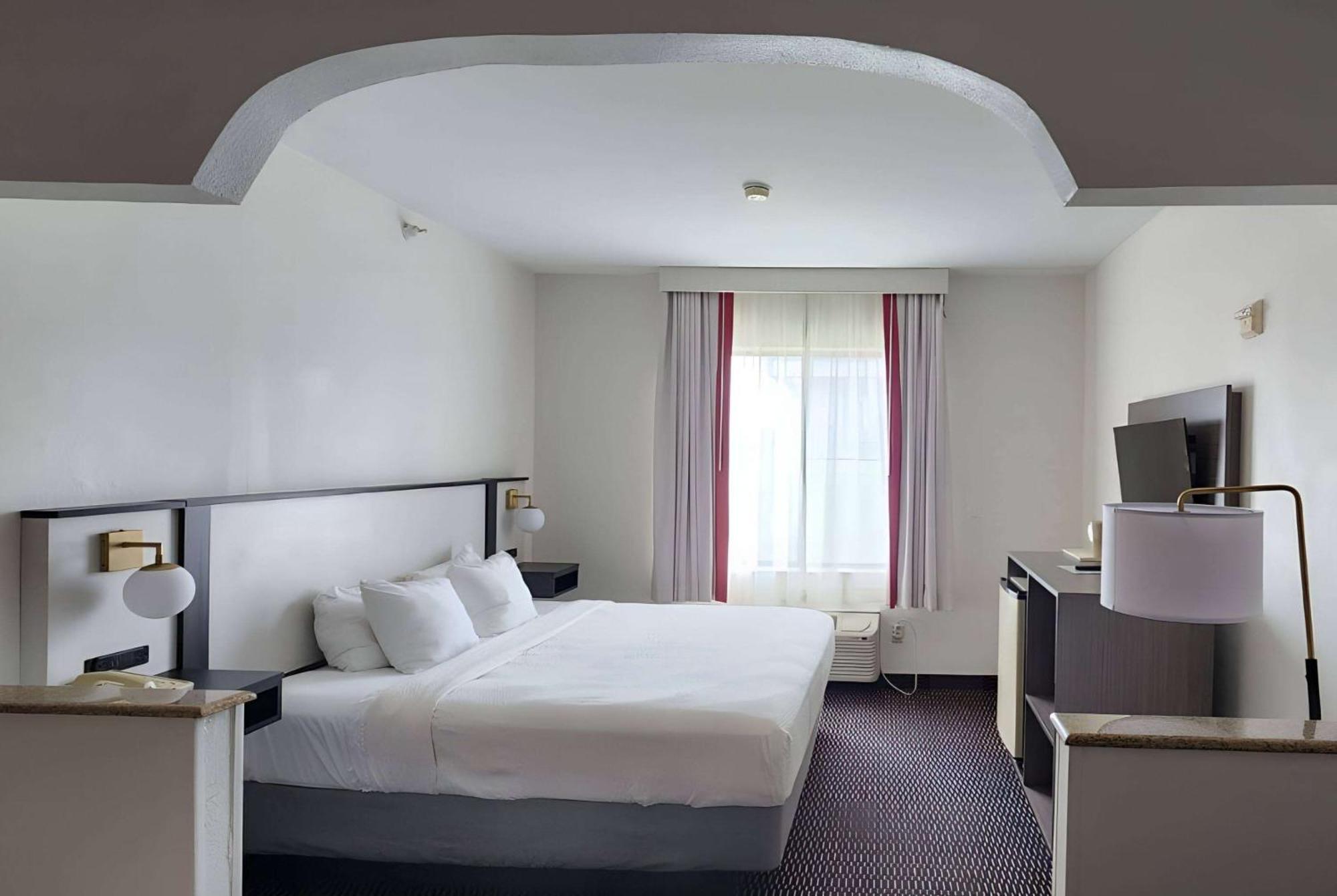 Ramada By Wyndham Columbia Hotel Exterior photo