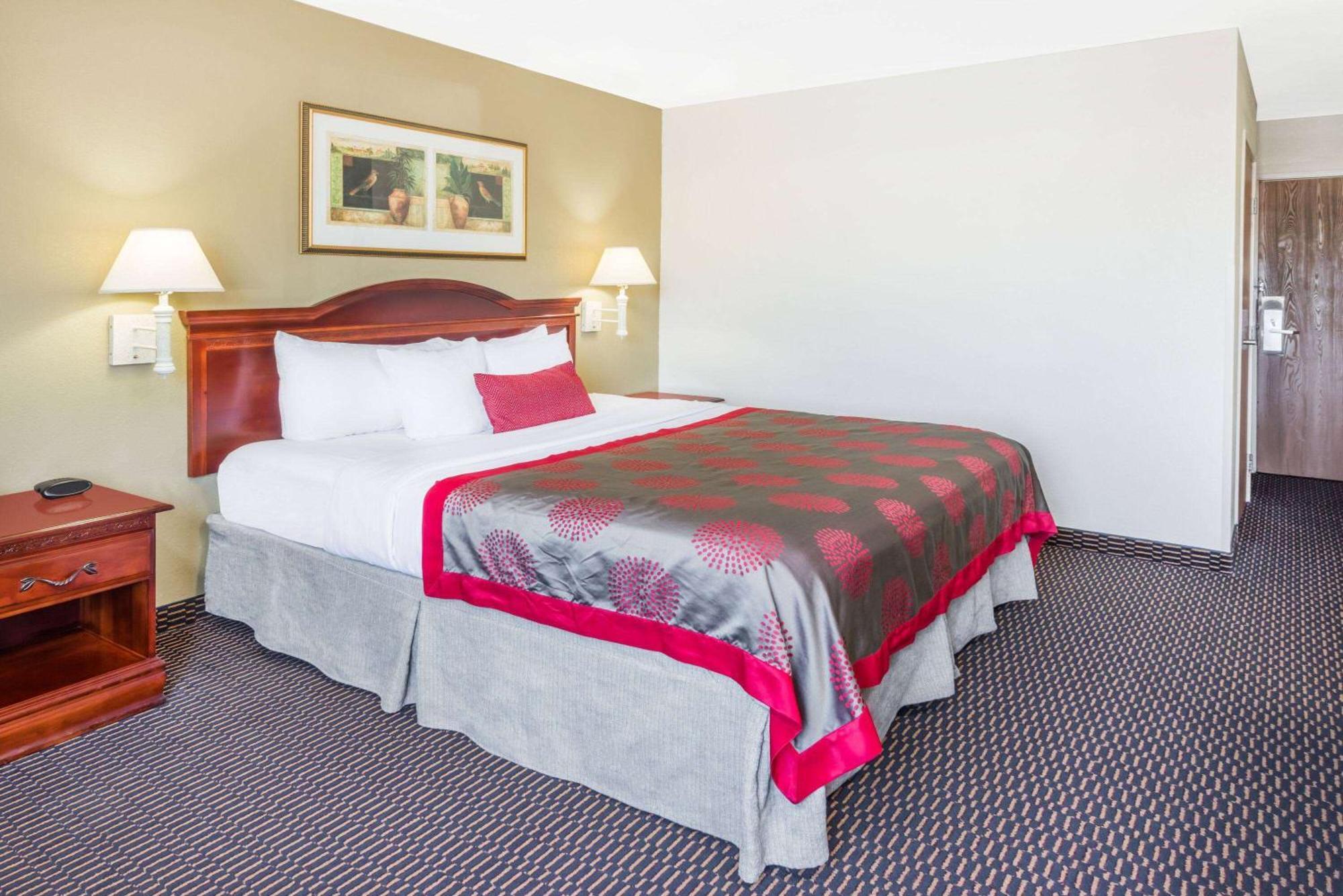 Ramada By Wyndham Columbia Hotel Exterior photo